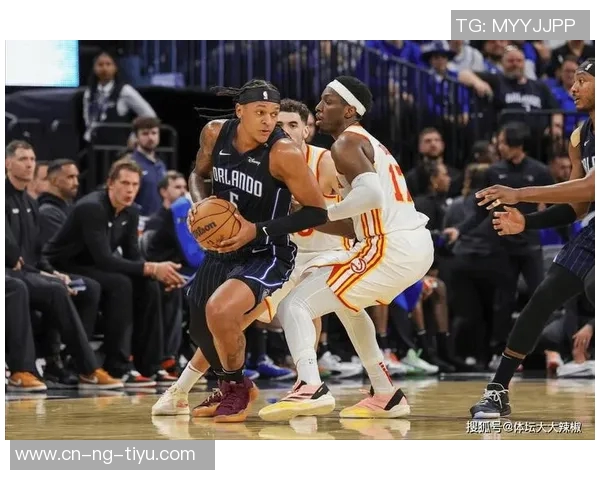 快船训练营首日盛况：灯泡组合同框小卡与比尔携手出击